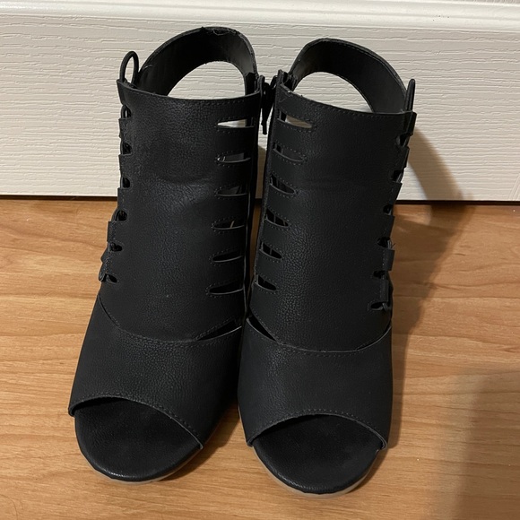 Peekaboo toe heels - woman’s size 9 🤩 (3/15) - Picture 2 of 4